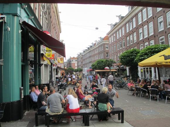 Życie uliczne w De Pijp - knajpy, piwo i atmosfera pełna luzu